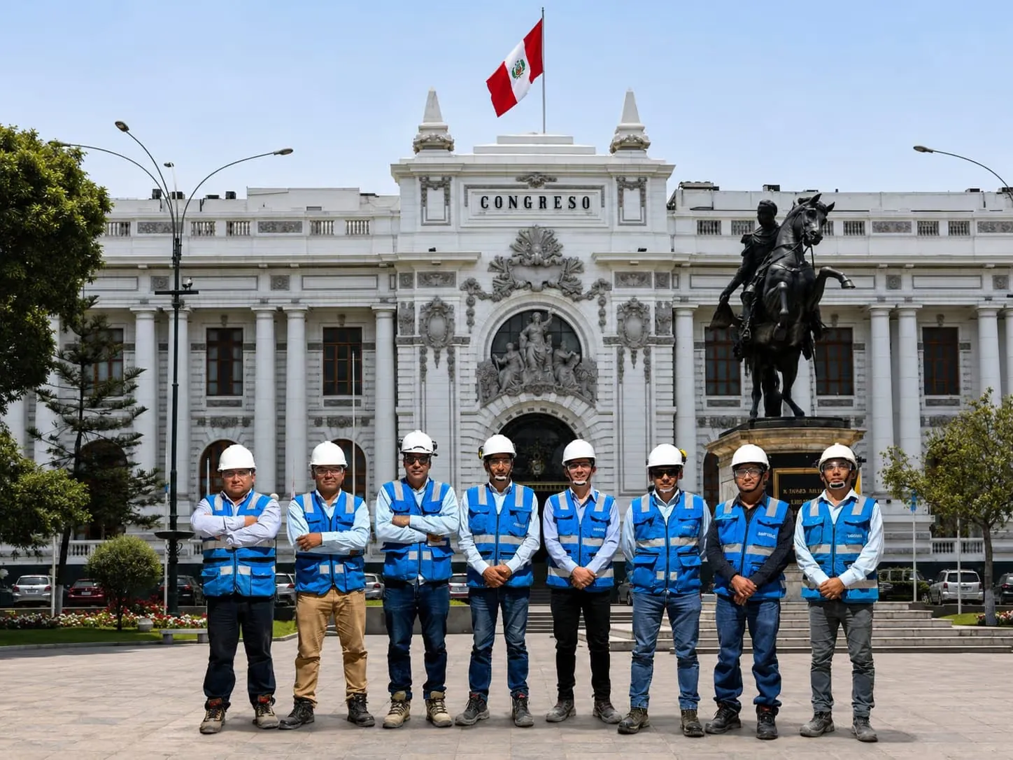 Equipo de ingenieros de HK Consulting frente al Congreso de la República, Lima