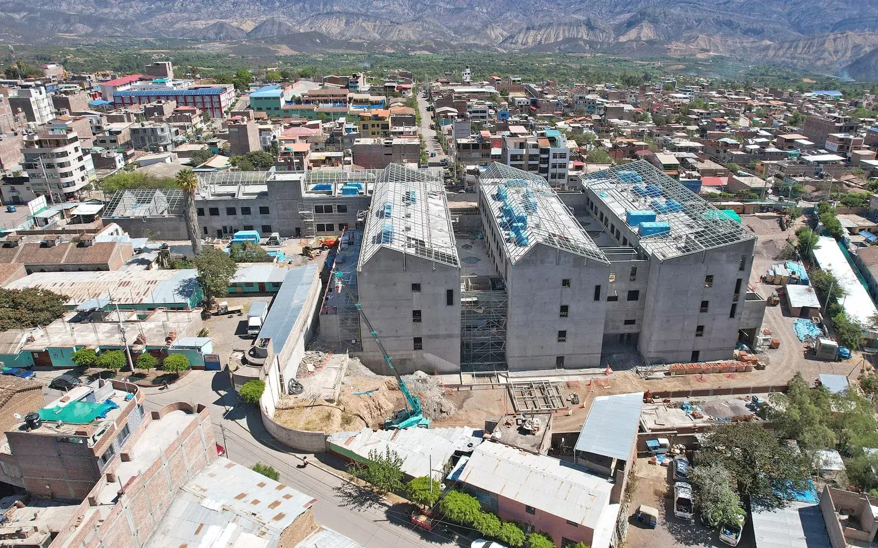 Vista aérea del Hospital de Apoyo de Huanta en ejecución, Ayacucho